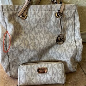 MK Purse - light use. Comes with wallet. Well kept/smoke free environment.